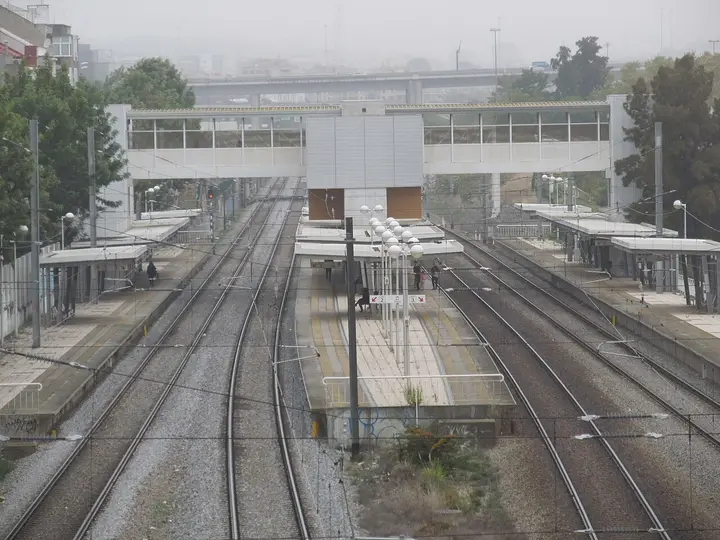 Linhas e plataformas da estação de comboios de Moscavide vistas de cima