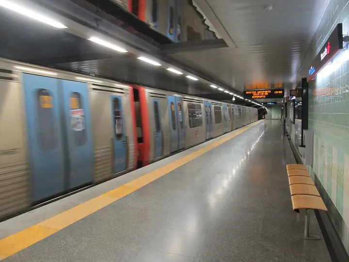 Cais da estação de metro de Moscavide, linha vermelha, com uma composição parada